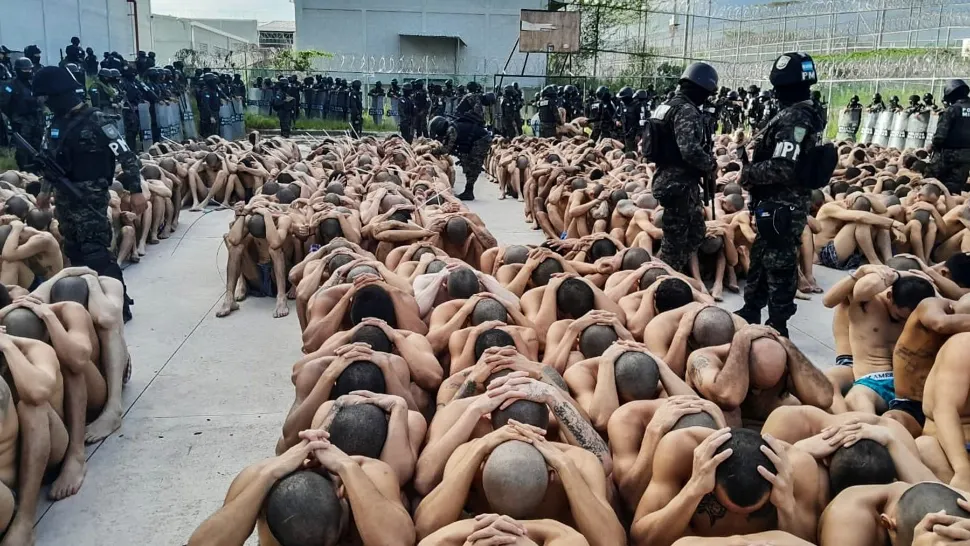 Gardienii încearcă să țină situația sub control, în închisorile din Honduras. Foto/Profimedia