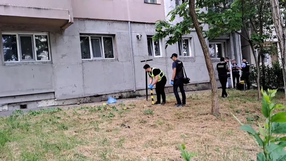O fetiță a murit, la câteva ore după ce a căzut de la un etajul 4 al unui bloc din Galați