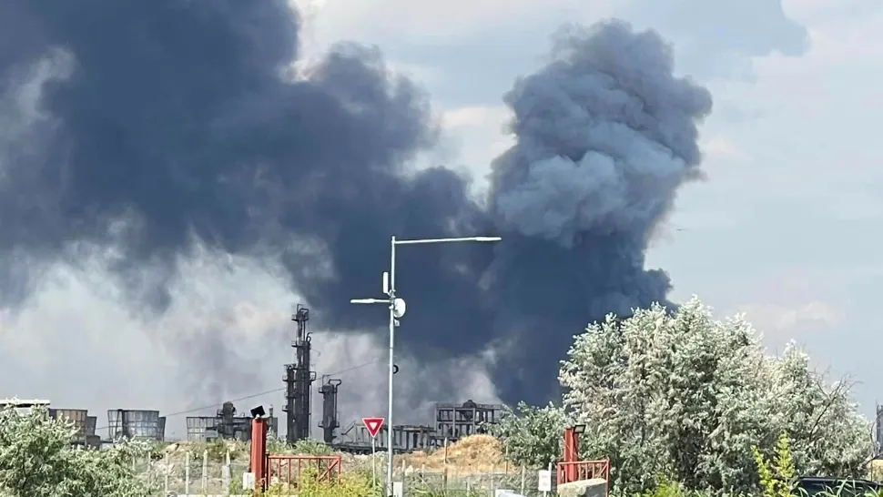 Incendiu la Petromidia (Inquam Photos)
