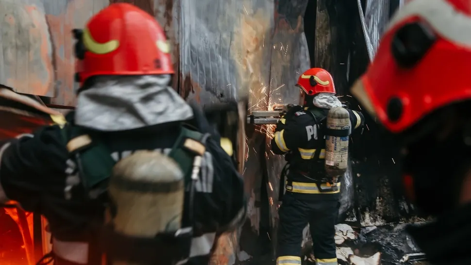 Incendiu violent, la un centru de colectare a deșeurilor din București: o persoană a suferit un atac de panică - FOTO