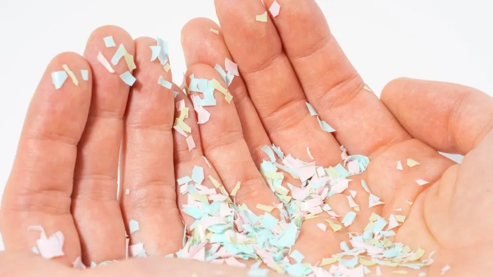 MICROPLASTICUL ne sufocă. Inhalăm săptămânal echivalentul unui card bancar