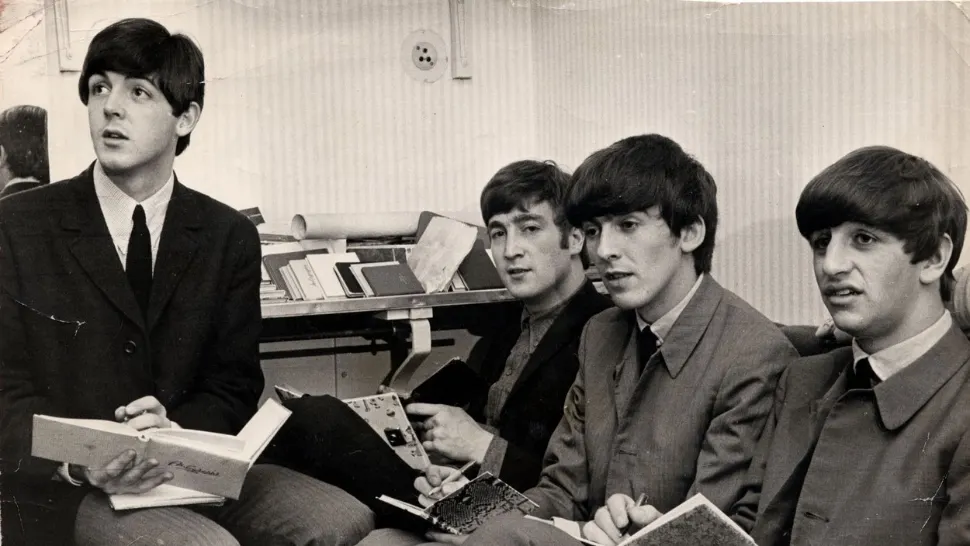 O nouă piesă Beatles cu vocea lui John Lennon, refăcută folosind Inteligența Artificială. Lovitură uriașă pe piața muzicală