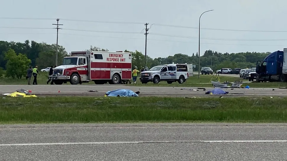 Catastrofă rutieră în Canada. Cel puțin 15 oameni au murit, după ce un TIR a lovit un autobuz - GALERIE