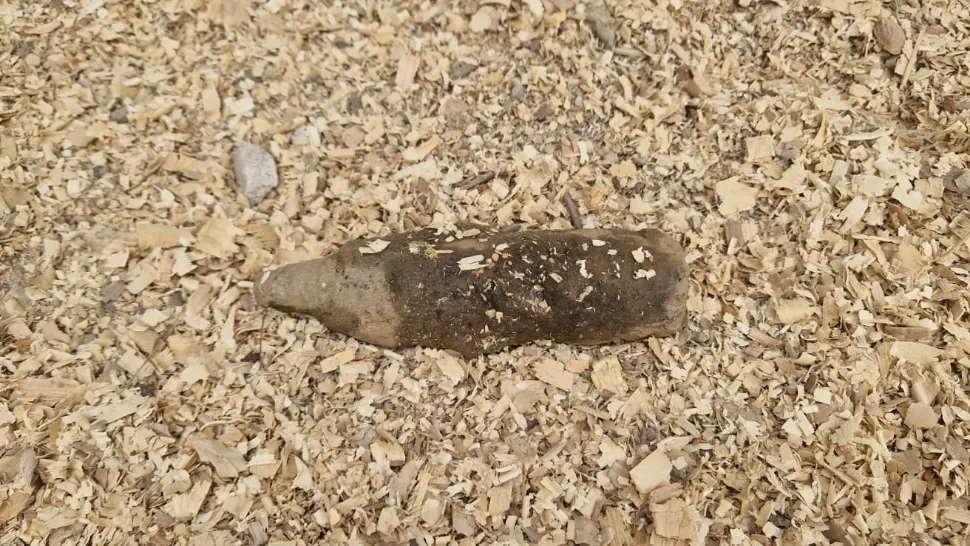 Proiectil exploziv, găsit pe un islaz din Giurgiu. Foto/ISU Harghita