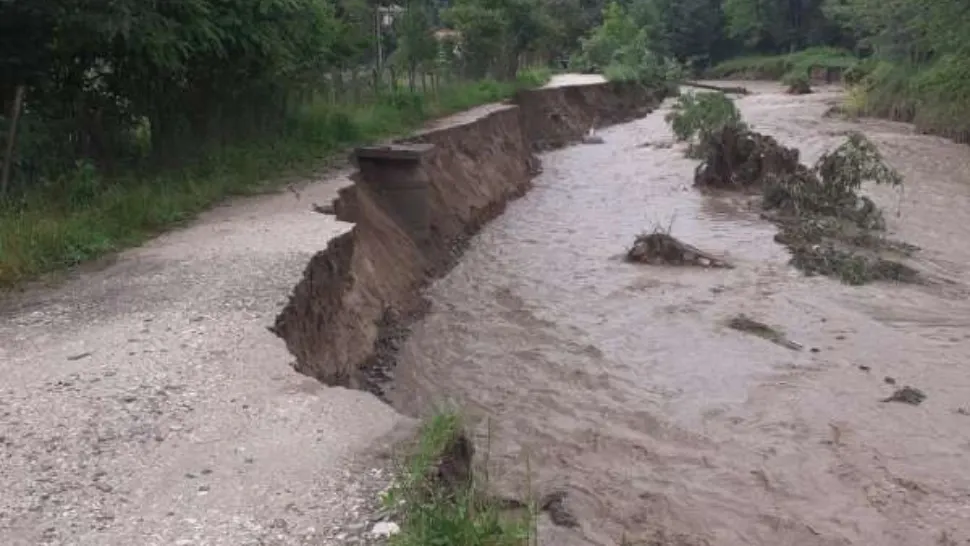 Drumul comunal luate pe sus a ape. Foto/ISU
