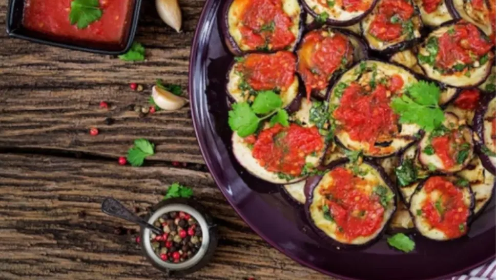 Mini pizza pe rondele de vinete - Rețeta delicioasă cu care îți vei uimi familia și prietenii - E potrivită și pentru petreceri