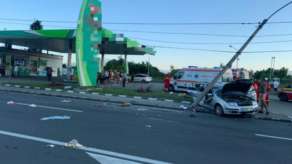 Moarte șocantă la Codlea - Două mașini s-au ciocnit violent, apoi una s-a izbit de un stâlp: 1 mort și 2 răniți