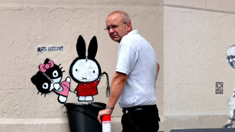 A șters un graffiti de pe zid din Londra. Ce s-a întâmplat după întrece orice imaginație - FOTO