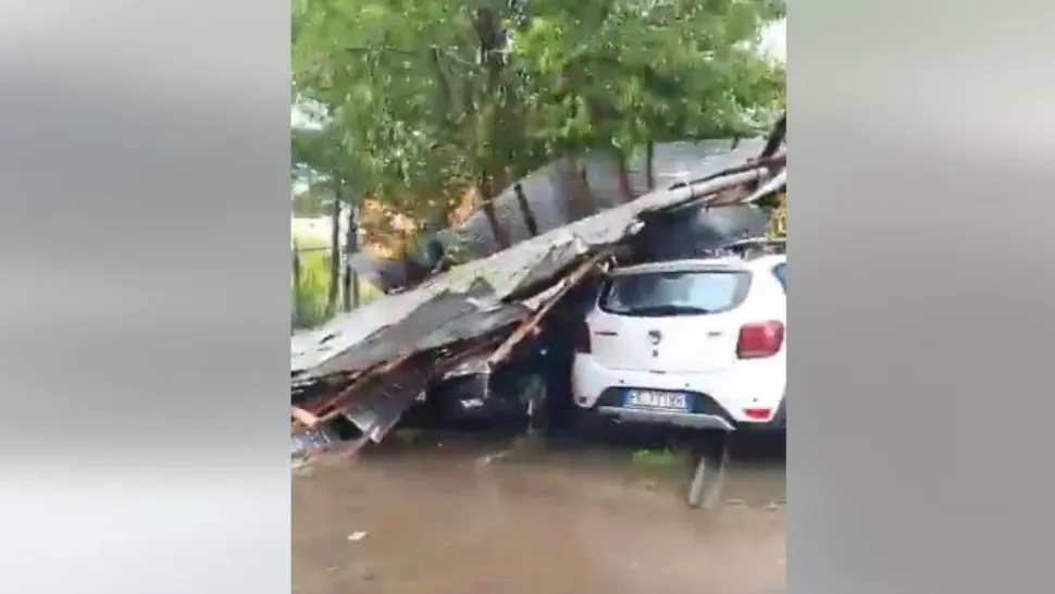 Acoperiș doborât de vânt peste mai multe mașini. Captură video