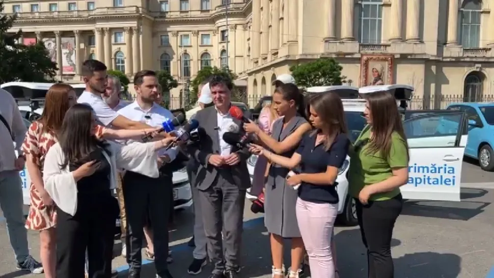 Nicușor Dan, la prezentarea celor două mașini care vor verifica parcările Municipalității. Foto: Facebook