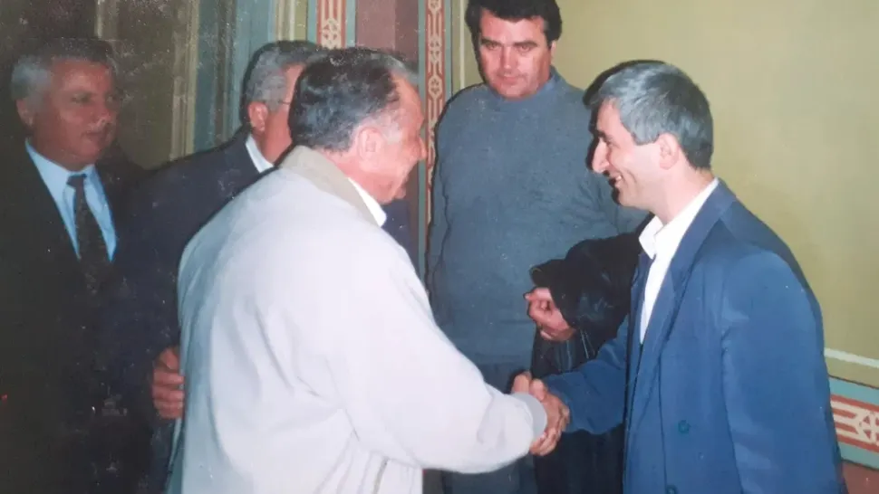 Pistolarul din Gorj, poze cu Ion Iliescu. Pe vremuri, era supranumit "părintele barurilor pentru boșii din Gorj"