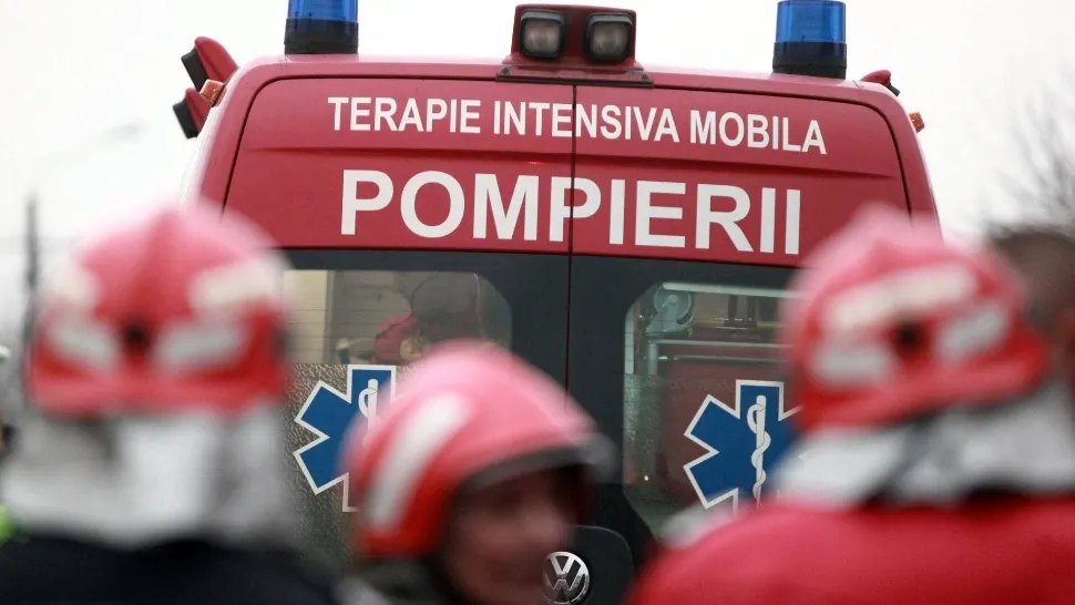 Un microbuz cu călători a luat foc în mers, la Vaslui. Cauza incendiului