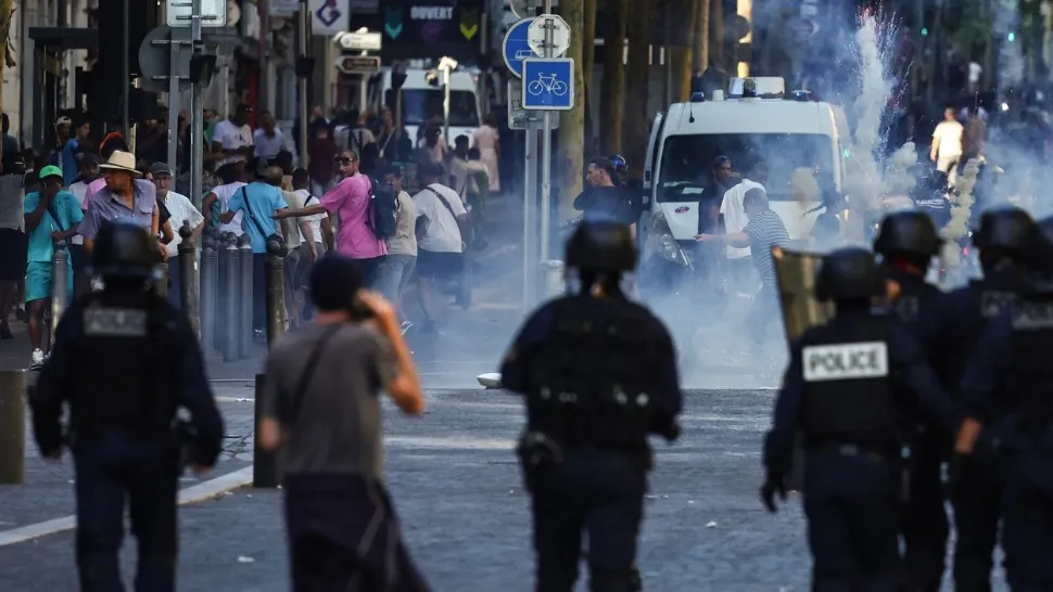 Stare de alertă în Franța | Sute de arestări, după a 5-a noapte de violențe de stradă. Zeci de mii de polițiști mobilizați - VIDEO