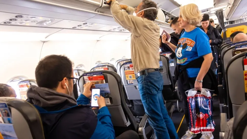 I-au dat jos din avion pentru că era prea greu. Bine că nu i-au pus să-l și împingă