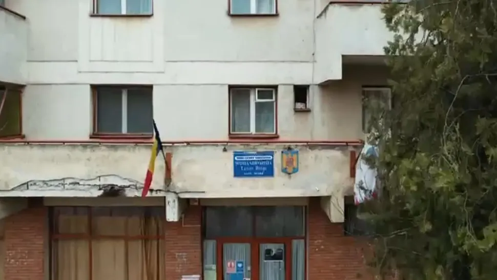 Școală din România, improvizată într-un bloc de locuințe. Pentru a merge la baie, elevii coboară de la etajul 4 la parter - VIDEO