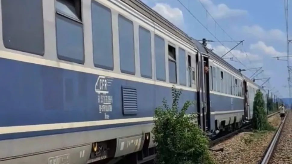 Ce riscă pasagerii care deschid uşa trenului în timpul mersului. Avertismentul CFR Călători
