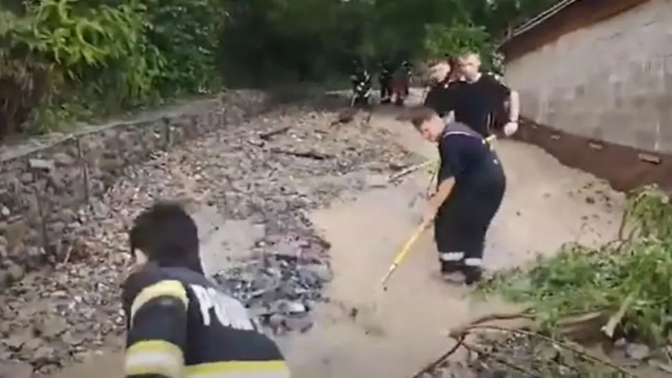 Salvatorii dau la sapă și la pompă ca să salveze lumea de inundații. Foto/ISU