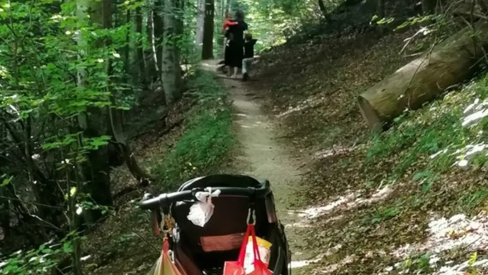 Inconștiență pe munte: O femeie cu 2 copii și un cărucior, salvați pe Postăvaru - Intervenția, cerută de un grup de bicicliști