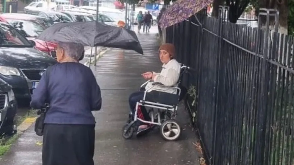 Cerșetoare în scaun cu rotile, „vindecată” brusc de polițiști. Foto: Facebook/Politia Locala Tecuci