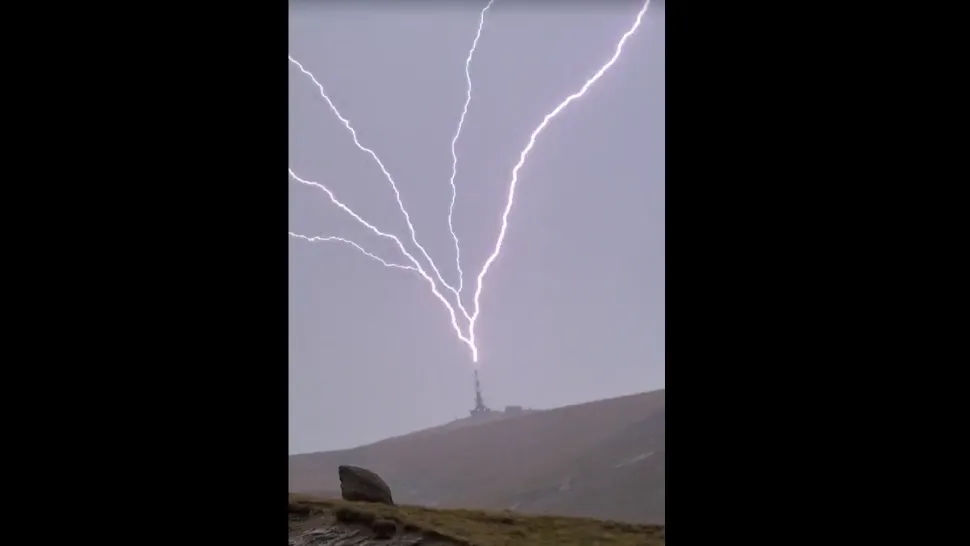 S-a aprins văzduhul în Bucegi: fenomenul „upward lightning” a creat un spectacol impresionant deasupra Vârfului Coștila/ Foto: Facebook