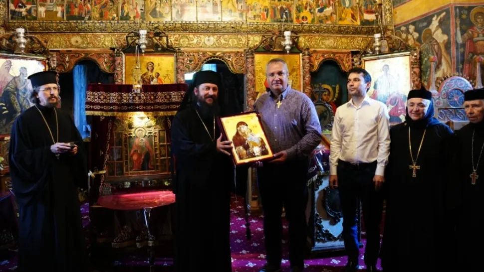 Nicolae Ciucă, decorat cu ordinul eparhial „Crucea Bucovinei” la mănăstirea Voroneț
