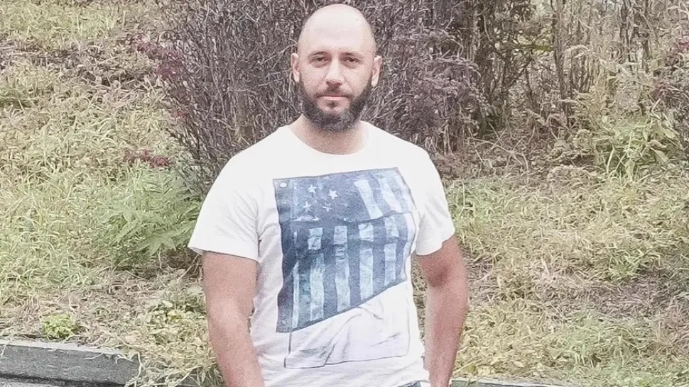 Bărbatul care a salvat un copil în cădere de la etaj. Foto: Twitter/X