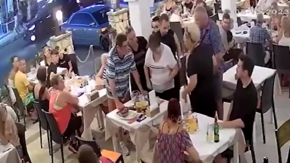 Momente de panică la restaurant! Femeie salvată de chelner, după ce s-a înecat cu mâncare/ Captură video