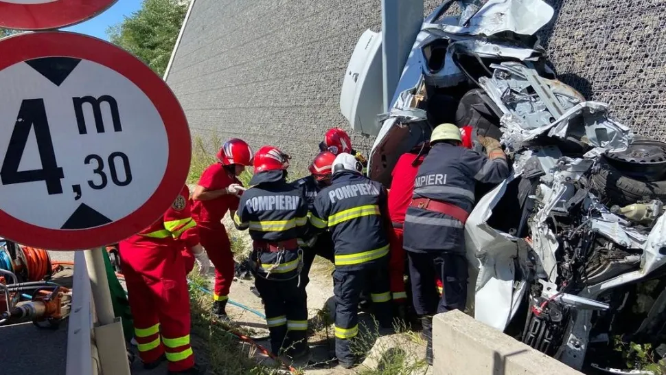 Accident șocant, în Timișoara: mașină urcată pe un zid, zdrobită de un indicator rutier - VIDEO