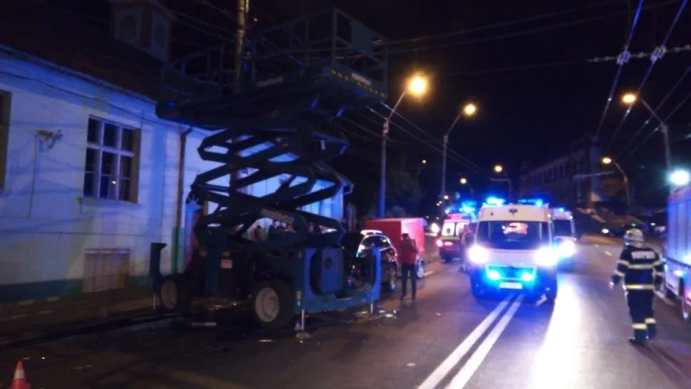Un șofer care se uita pe tabletă a dat peste o platformă-lift auto. 4 oameni răniți, la Mediaș
