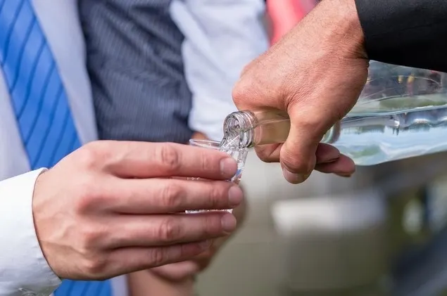 Ce se întâmplă în corpul tău dacă bei un păhăruț de tărie zilnic