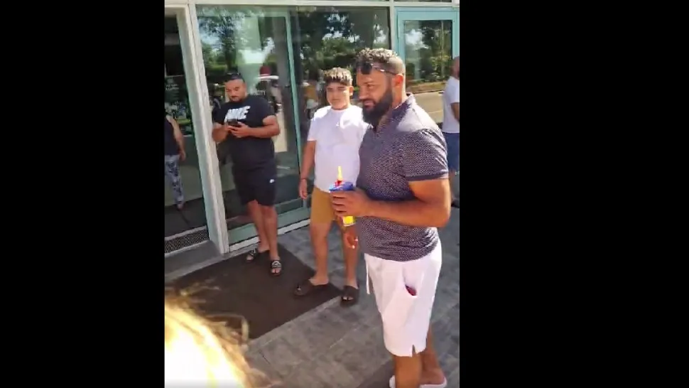 Un grup de etnici romi nu a fost lăsat să intre la Aquapark Timișoara. Foto: Facebook
