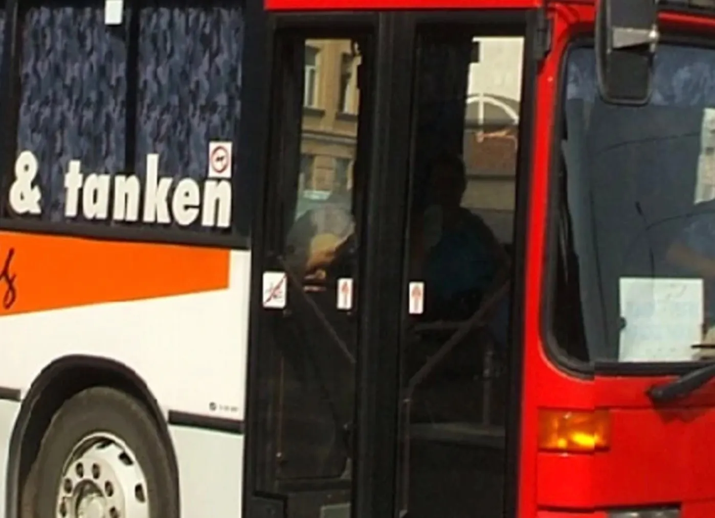 Adolescentă de 16 ani, lovită și jignită de șoferul unui autobuz din Arad pentru că nu a vrut să plătească biletul la suprapreț 