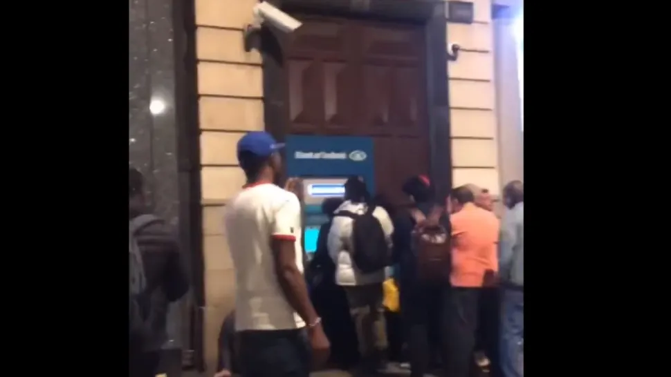 Cozile la banca care i-a lăsat pe clienți să retragă banii pe care nu-i aveau. Foto: Twitter