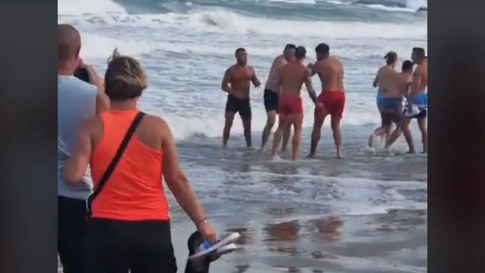 Salvamari bătuți de turiști pentru că nu i-au lăsat în apă. Foto/Captură video