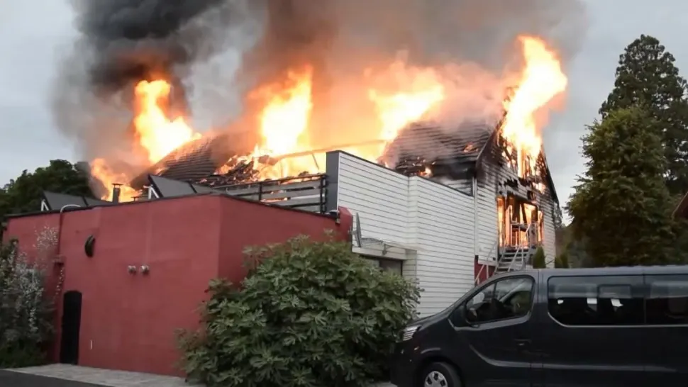 Cel puțin 11 oameni au murit în incendiul din cămin. Foto/Captură video