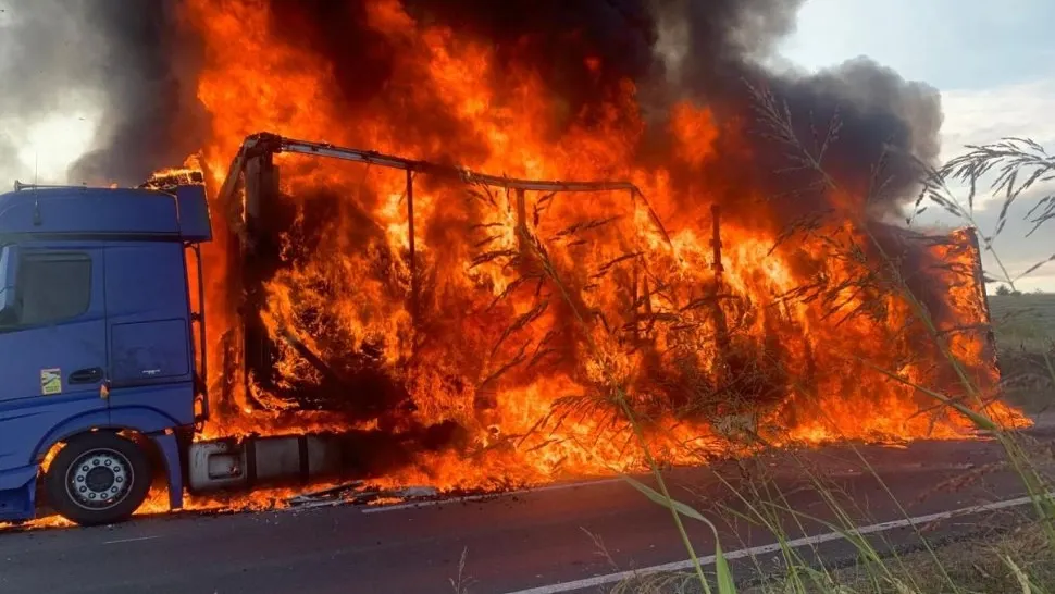 TIR în flăcări, pe o şosea din Mehedinţi: un mort. Marfa s-a făcut scrum în câteva secunde - FOTO