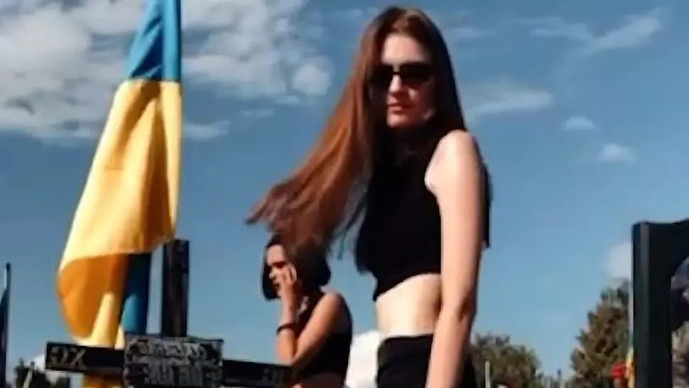 Surorile ucrainence care au dansat pe mormintele unor soldați riscă ani grei de pușcărie - VIDEO