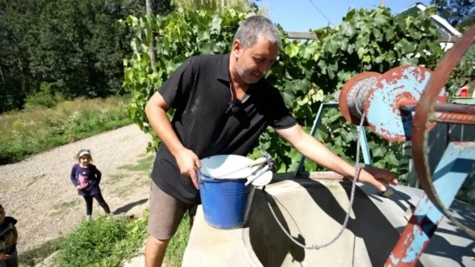 Localnicii din comuna Corni, județul Botoșani, nu au nici acum rețea de apa, dar au acces la internet. Foto: Monitorulbt.