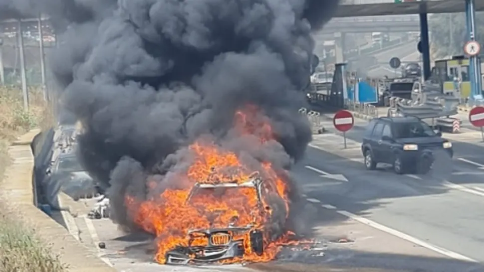 O mașină a luat foc la Stația de Taxare de la Fetești. Foto/ISU Ialomița