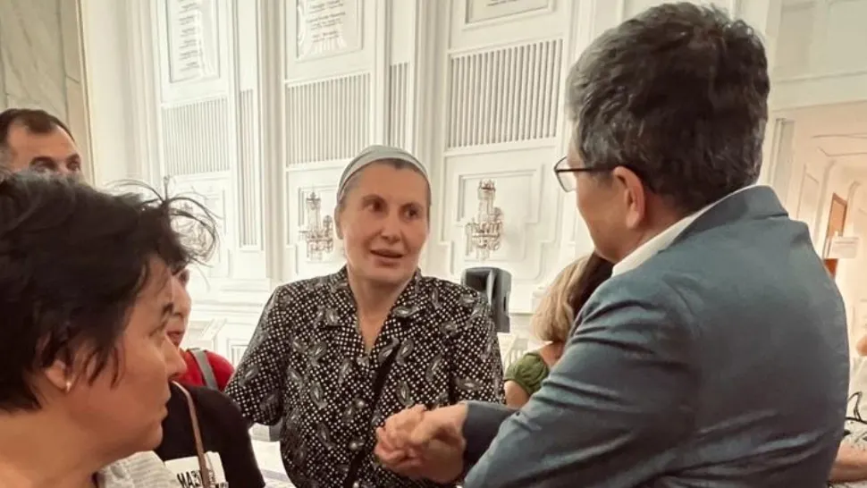Marcel Bolos in mijlocul protestatarilor