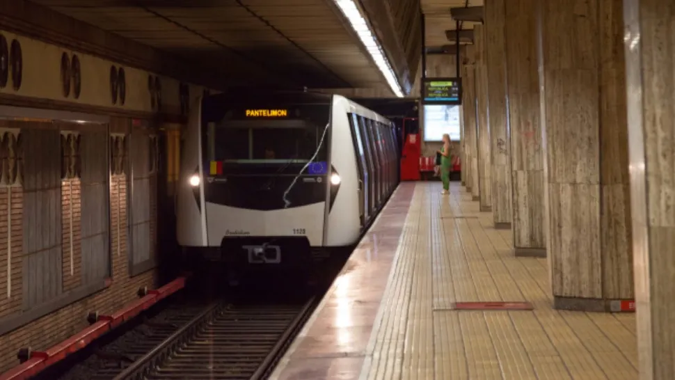 Incident grav la metrou: Gest extrem al unui călător - De ce s-a legat cu cătușe de șine în stația Piața Unirii - Anunțul Poliției