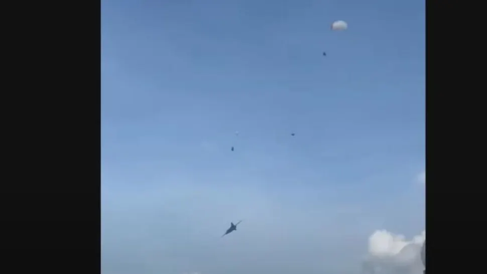 Cei doi piloți s-a catapultat în ultima clipă. Foto/Captură video