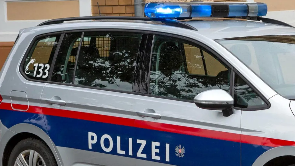 Tentativă de omor în Austria: Doi tineri de 16 ani au fugit după ce au trecut cu mașina peste o femeie - Unde au fost prinși