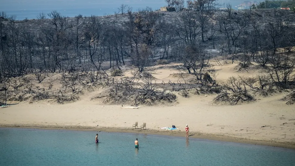 DECIZIA guvernului elen pentru turiștii evacuați din Rhodos din cauza incendiilor: vacanță gratuită