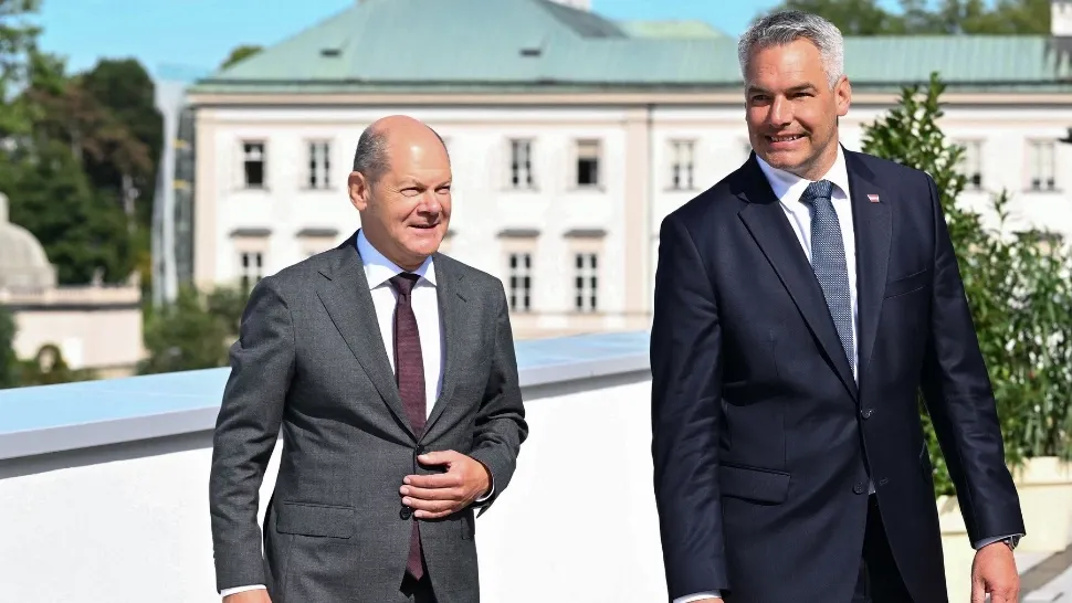 Olaf Scholz a fost primit la Salzburg de către cancelarul federal al Austriei, Karl Nehammer. Foto: Profimedia