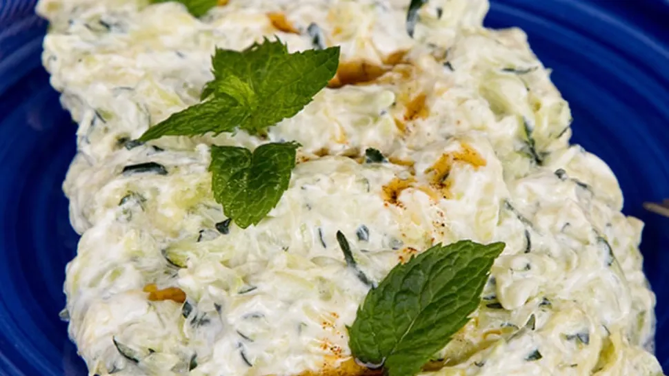Salata de dovlecei cu iaurt și usturoi - Secretul unei rețete delicioase, perfectă pentru zilele de vară 