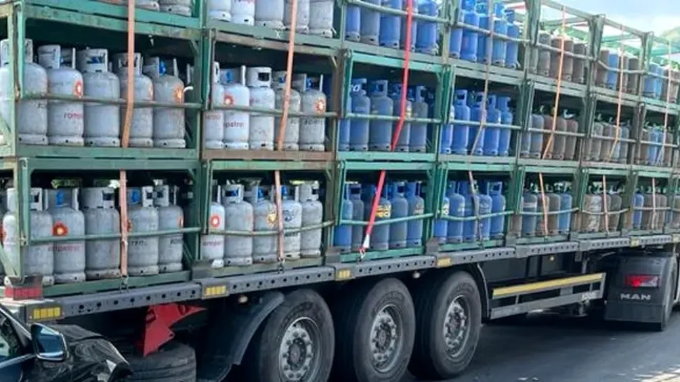 Pericol de explozie pe o șosea, între Oradea și Satu Mare. Scurgeri dintr-un TIR cu butelii 