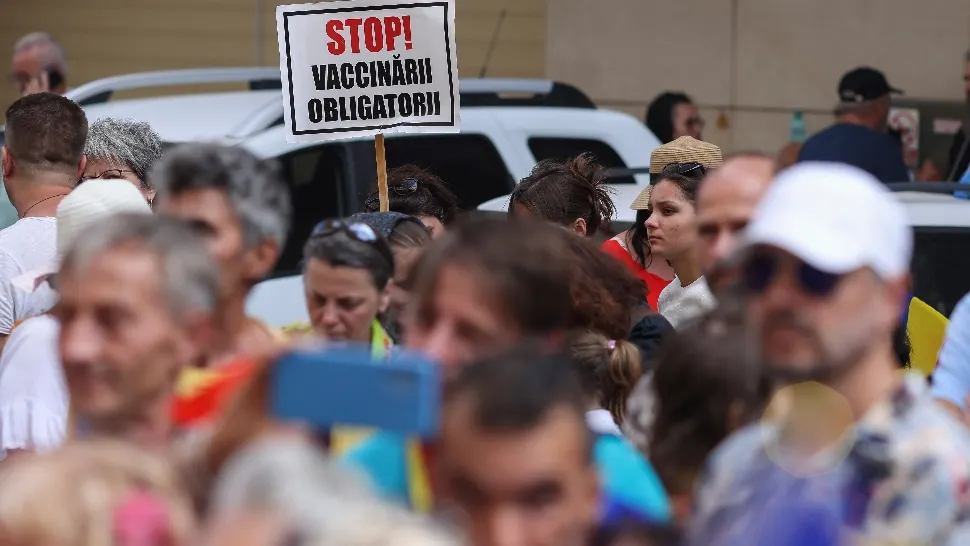 Protest AUR împotriva vaccinării organizat în fața Ministerului Sănătății. Foto/Inquam/Sabin Cîrstoveanu