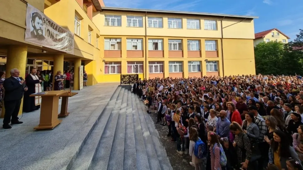 Primarul român care a participat, „conform tradiției”, la deschiderea anului școlar în 17 școli