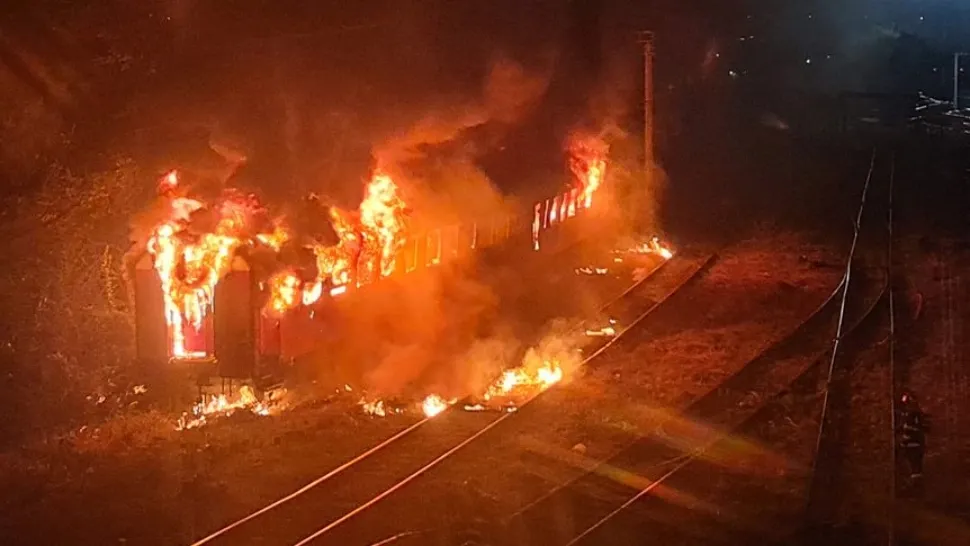 Vagon în flăcări în gara Iași. Foto: Facebook